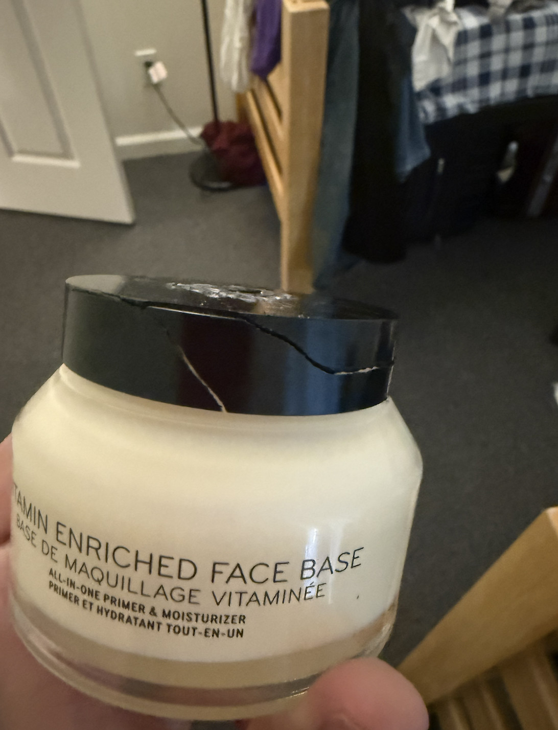 The cracked cap after trying to close the product