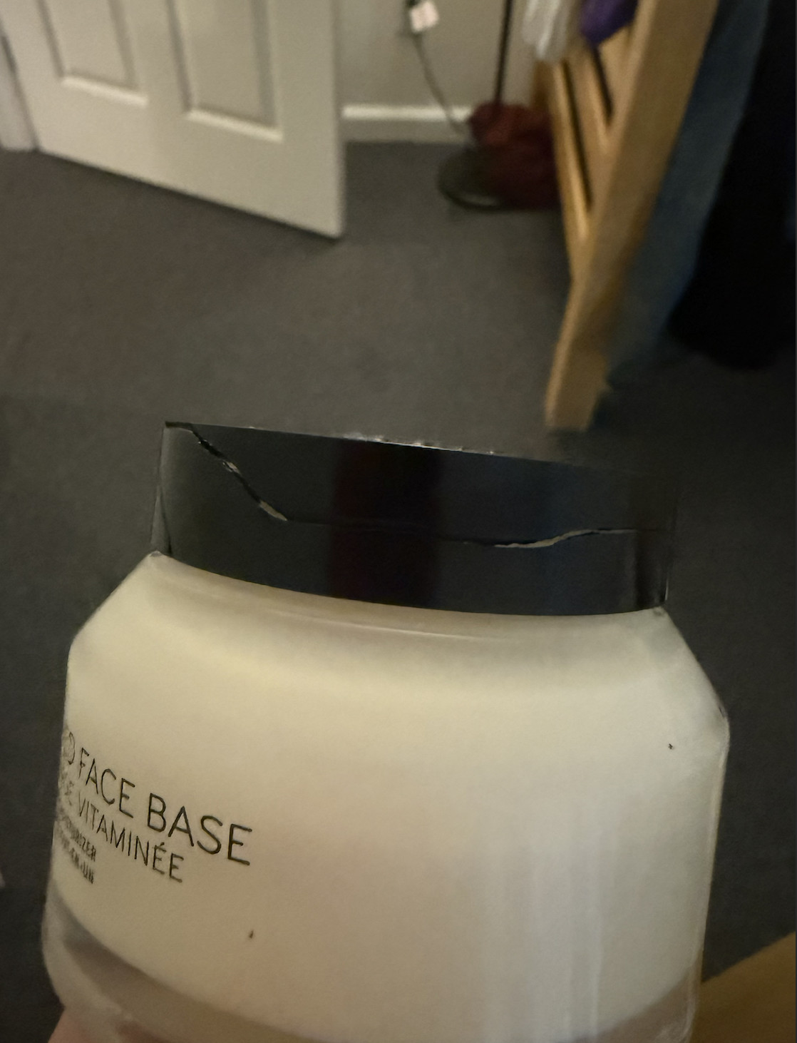 The cracked cap after trying to close the product