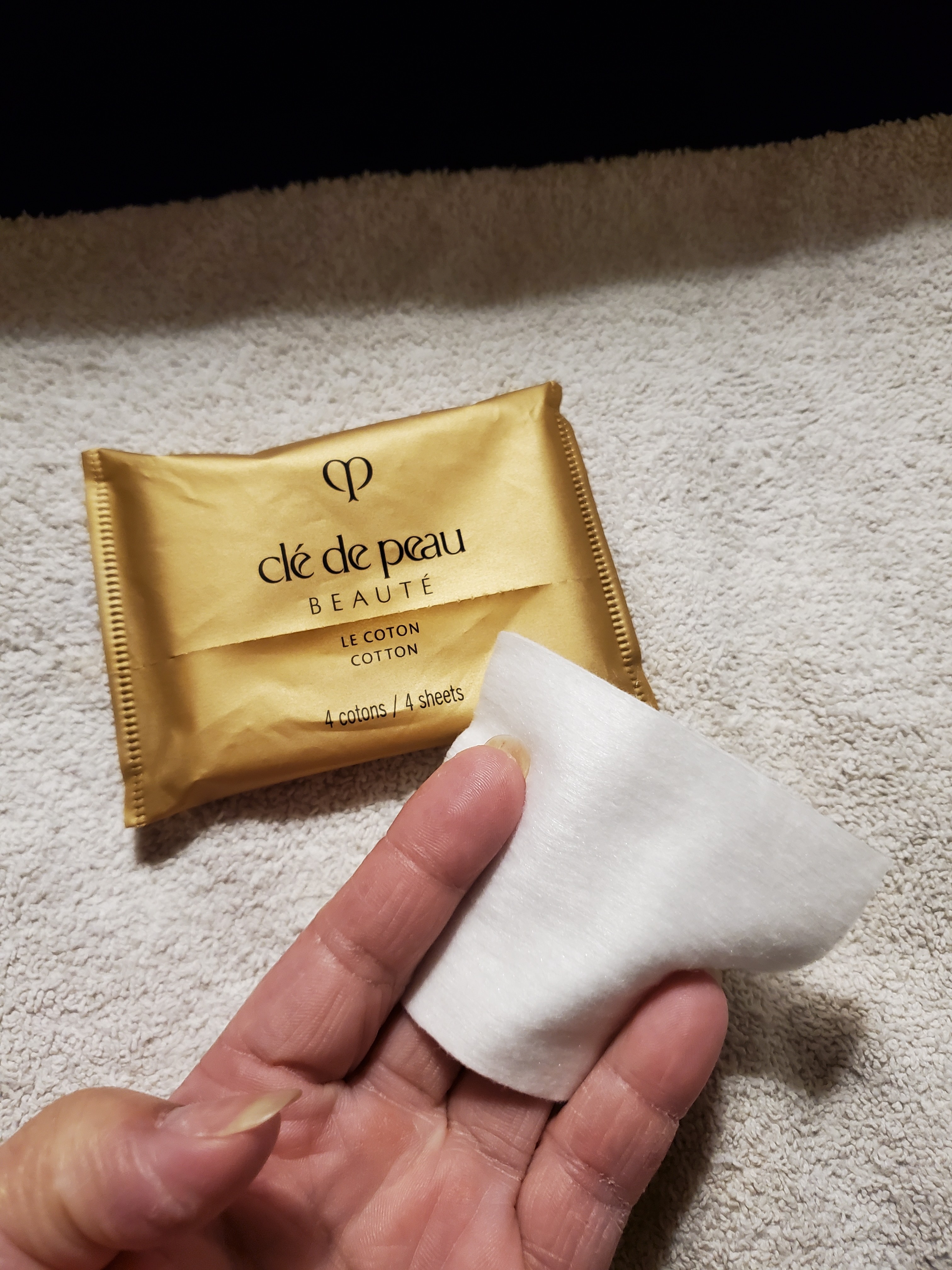 How to hold the cotton