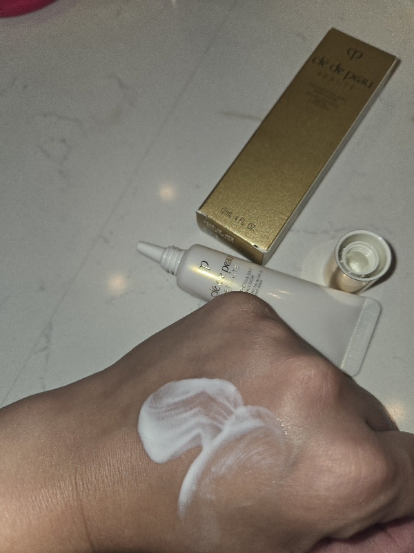 Cle de Peau Protective Day Emulsion blended out