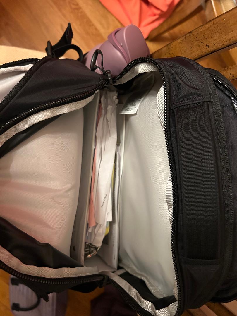 Huge cargo space for a 3' inch binder!