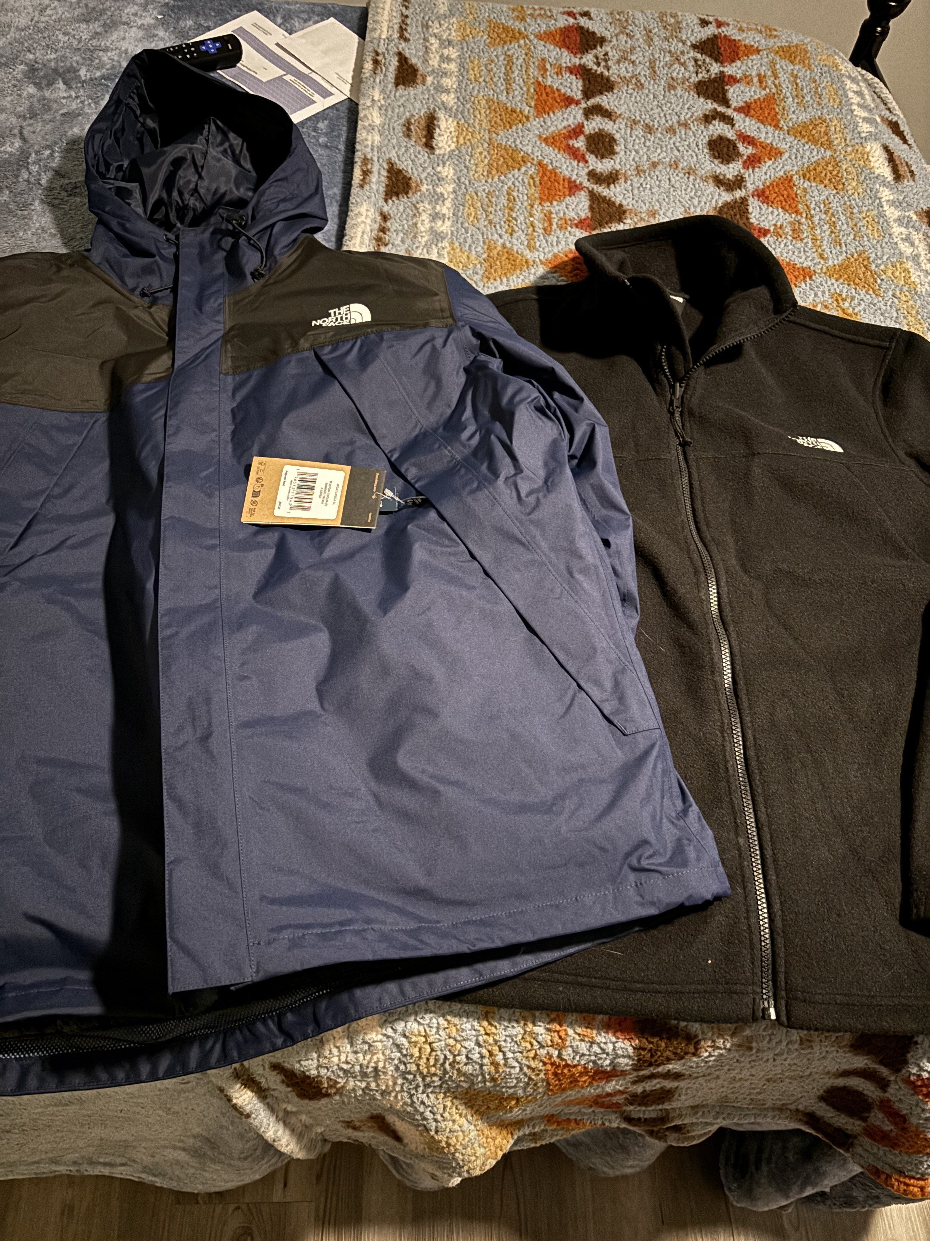 Supposed to be Navy & black just like the outer shell