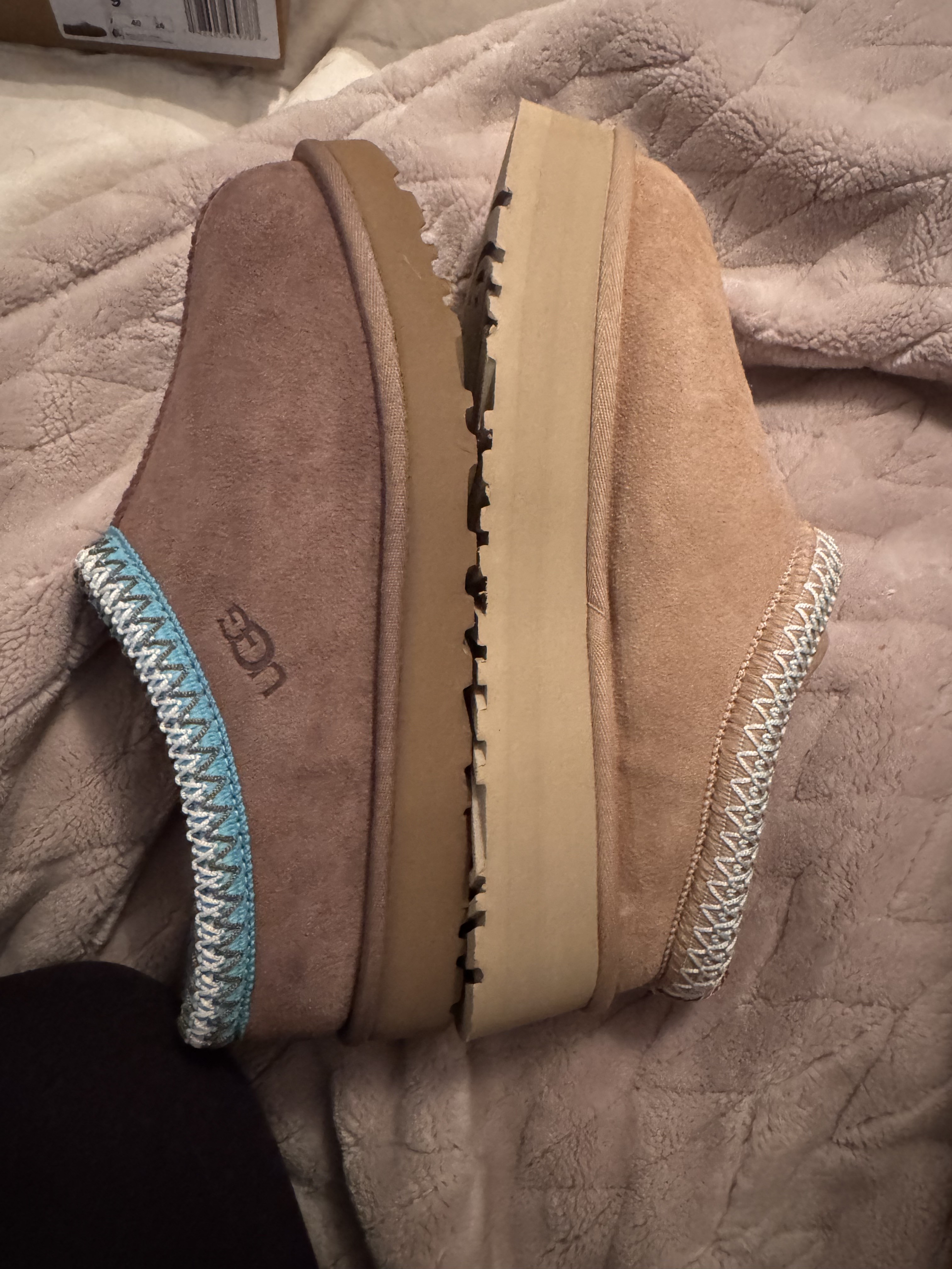 Size inconsistency (both size 9)