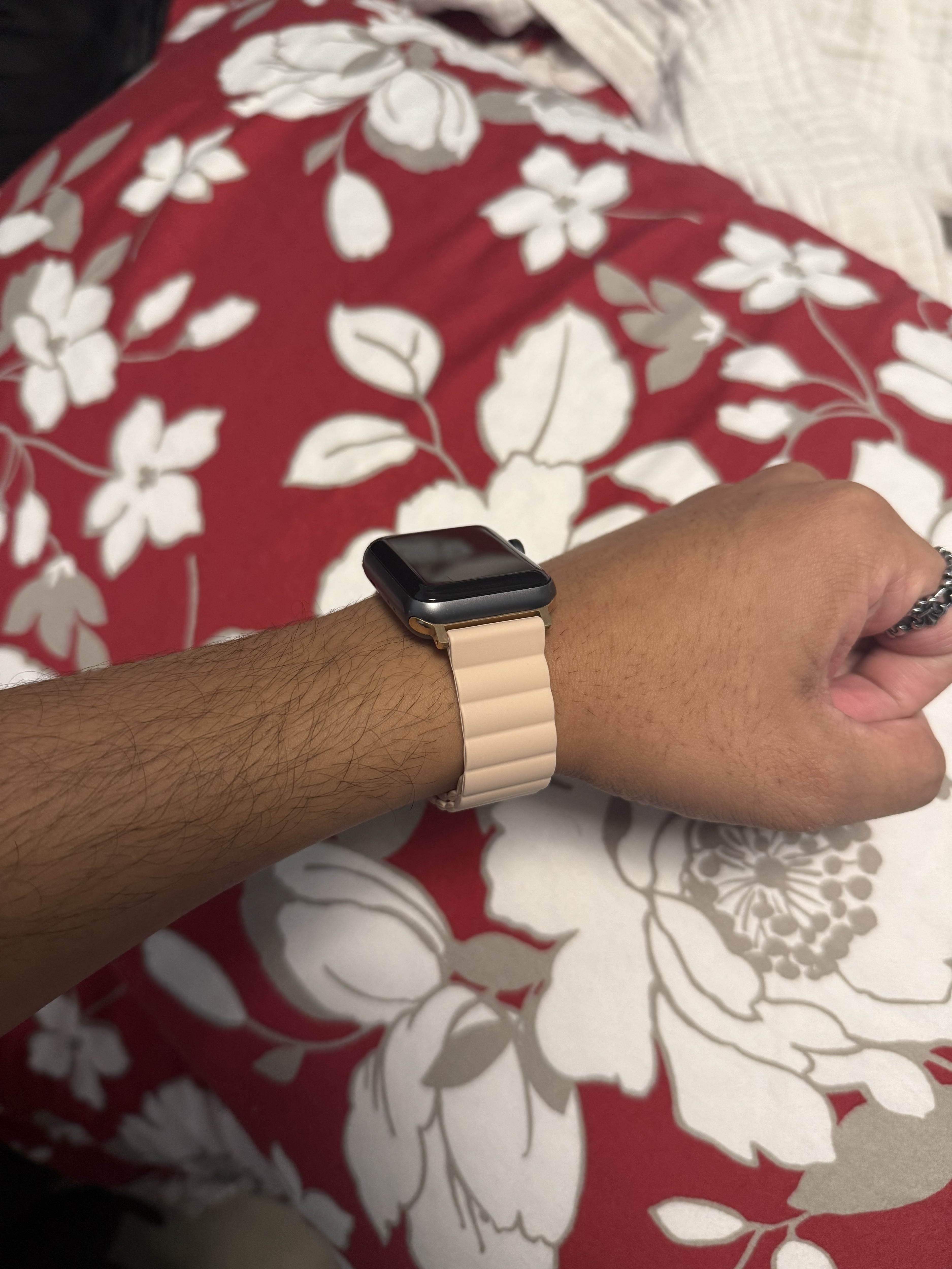 How well the band and watch fits around my wrist without any sizing issues.