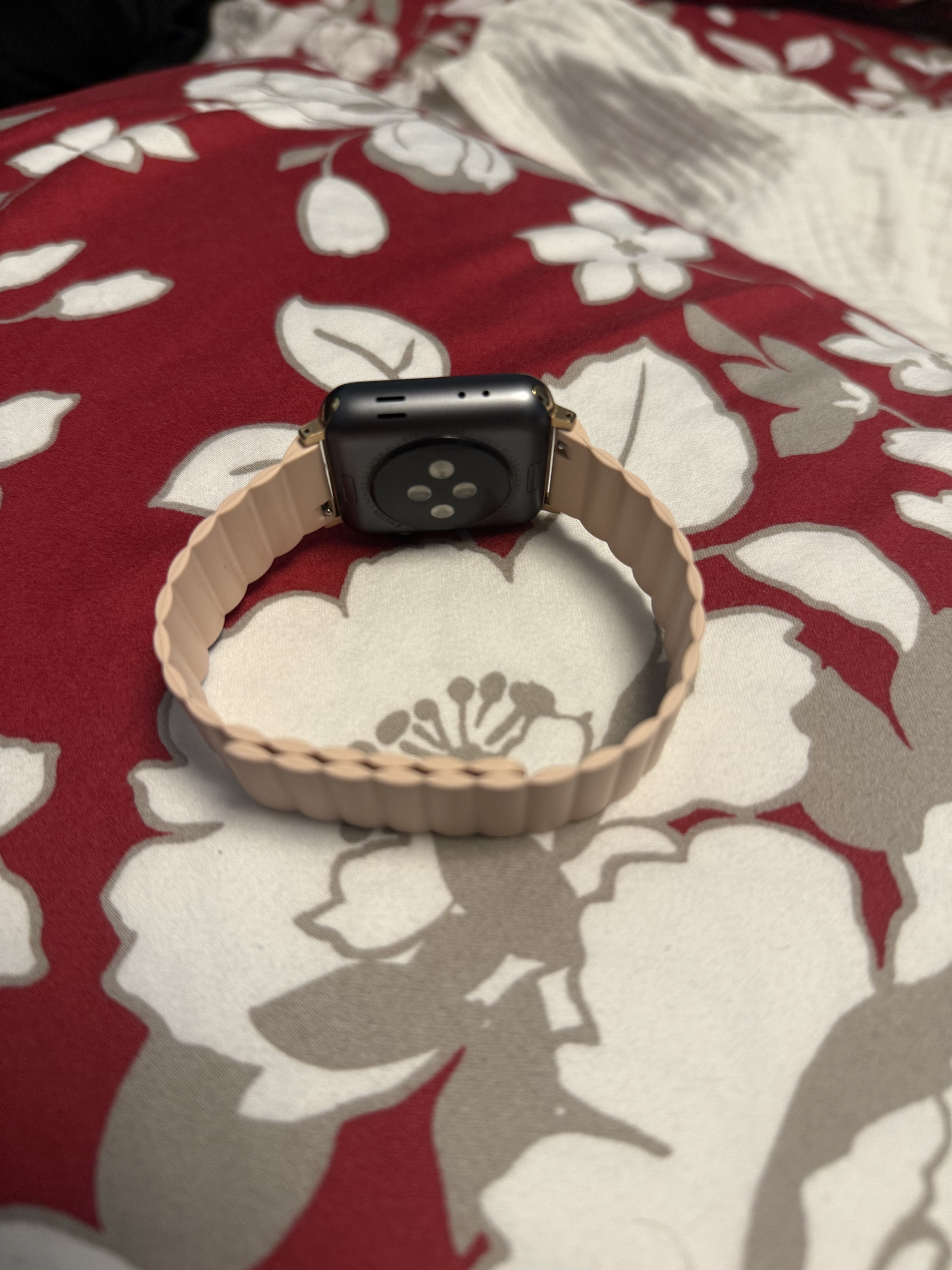How the band and watch looks from the side.