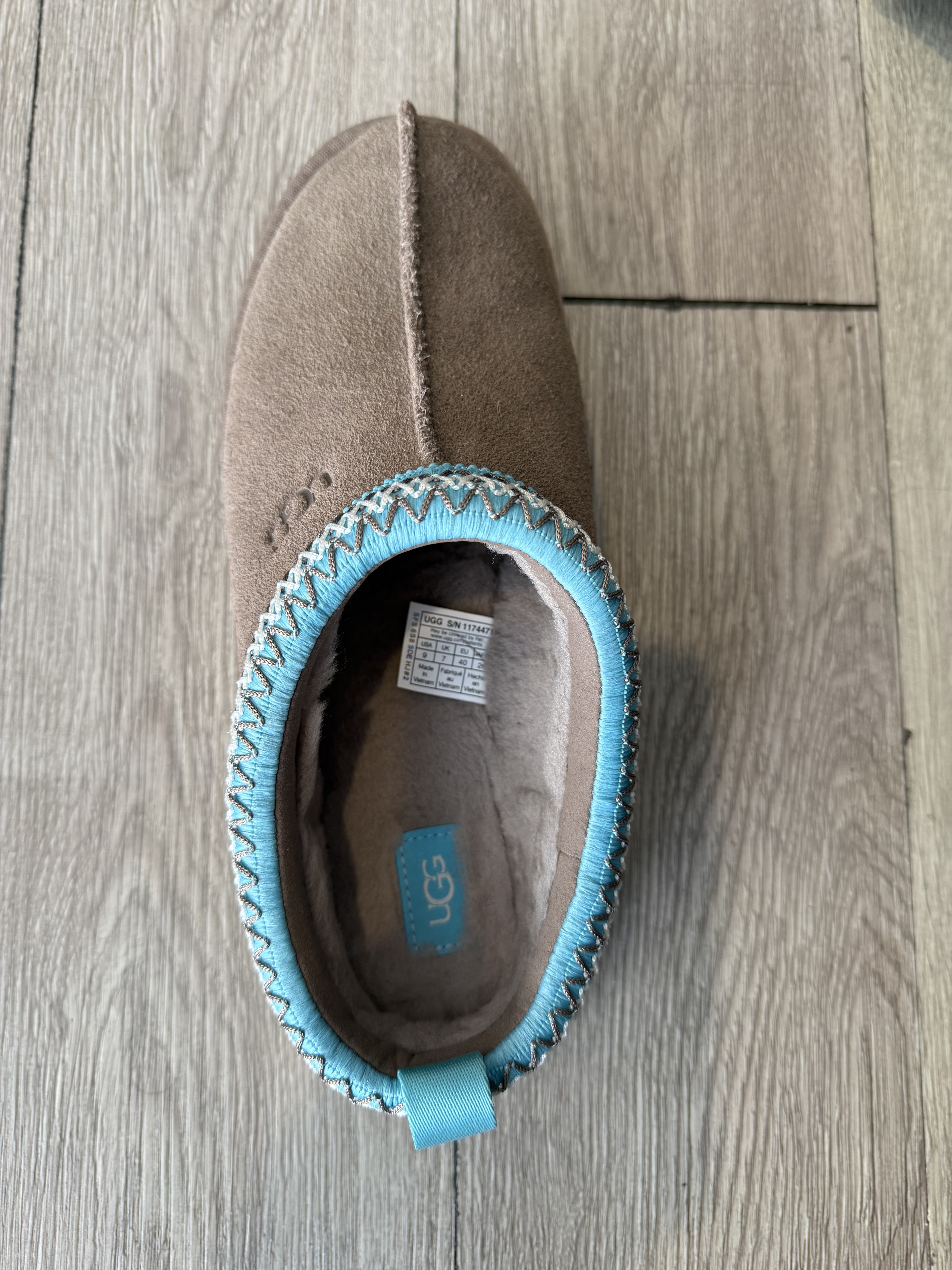 That blue tag sewn in to the footbed under each heel is very irritating and annoying