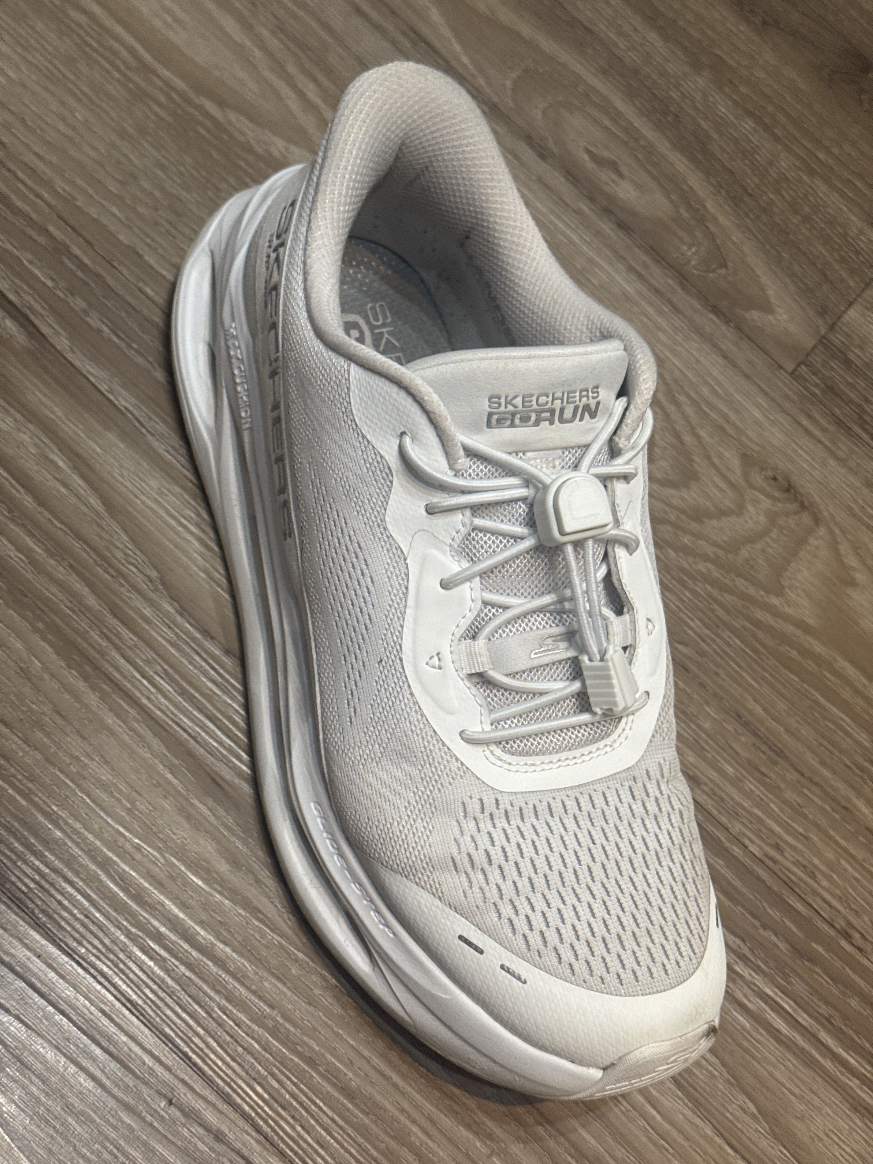 Elastic shoelaces, freshly washed.