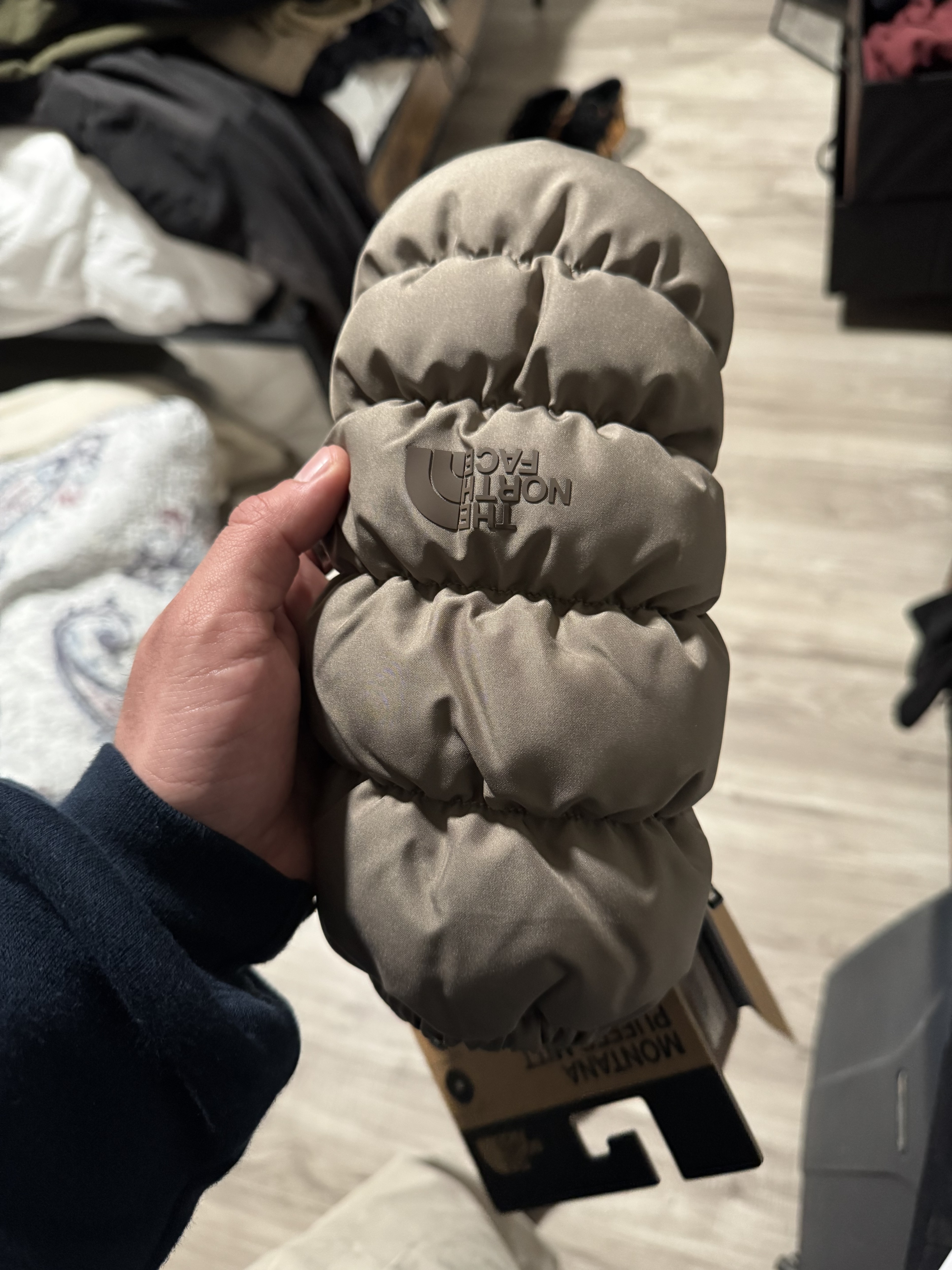 Medium size puffer mitten