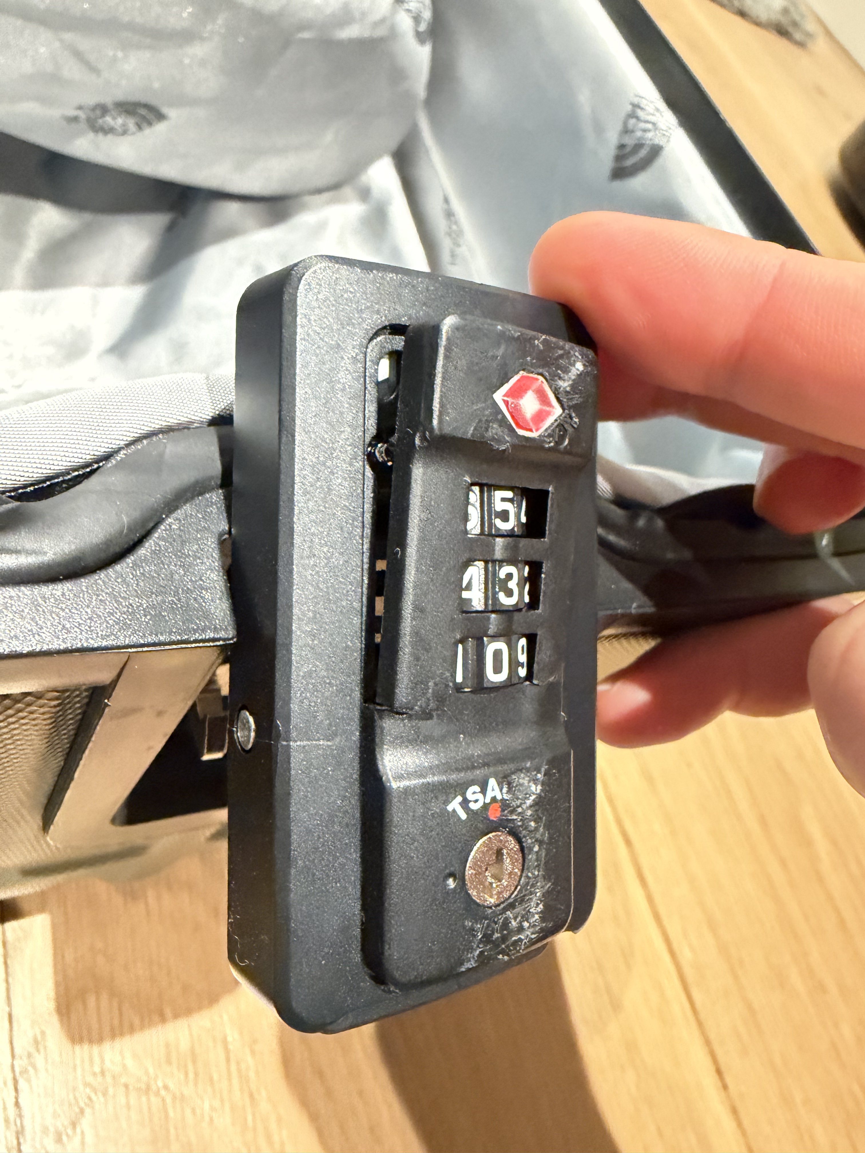 Unrepairable broken lock means this suitcase is trash