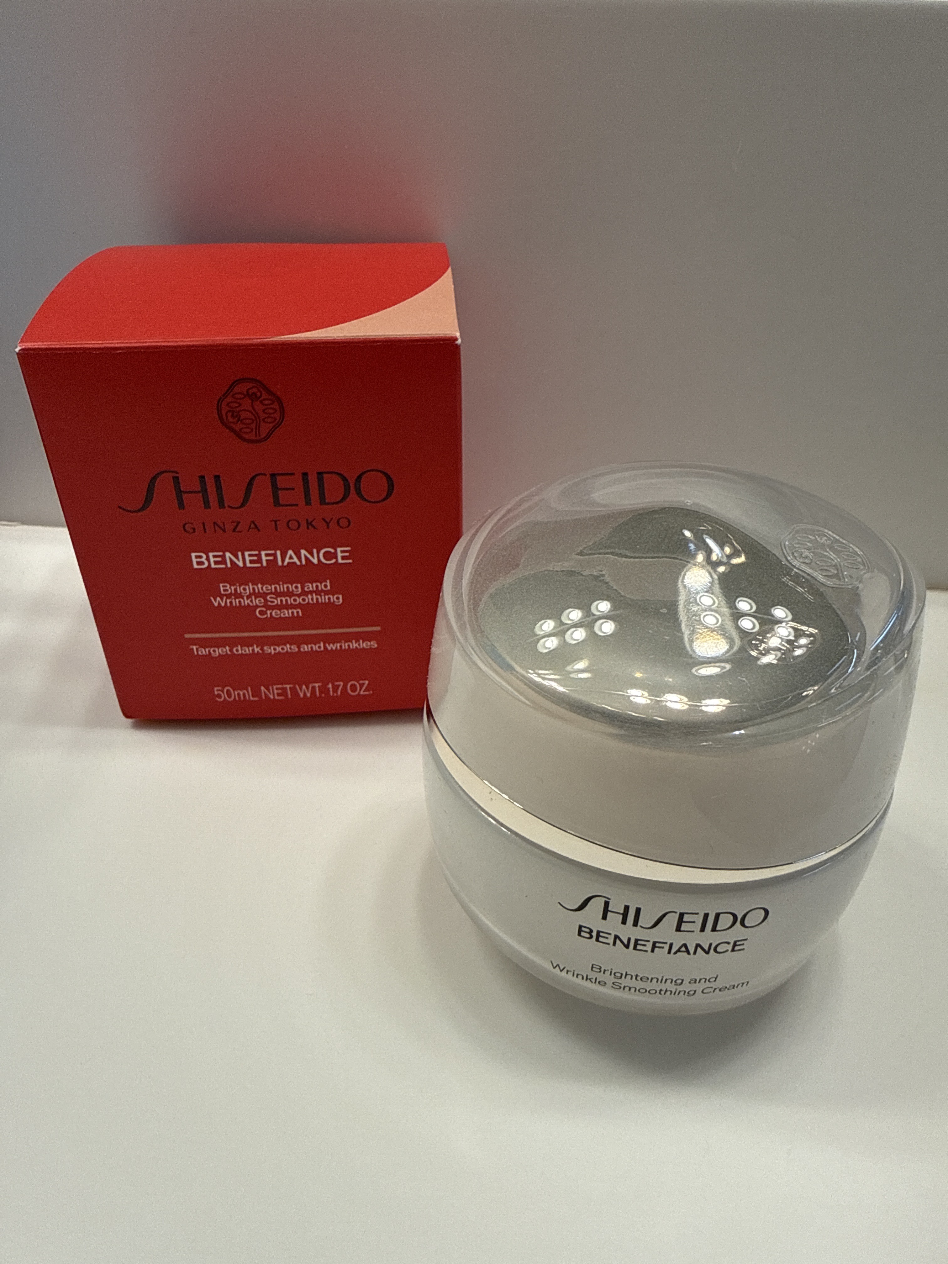Nice everyday cream. Lightweight, hydrating, and easy to use.