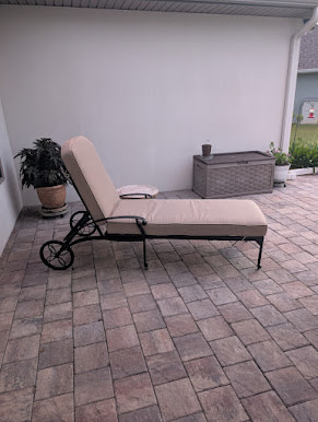 Right lounge for the patio