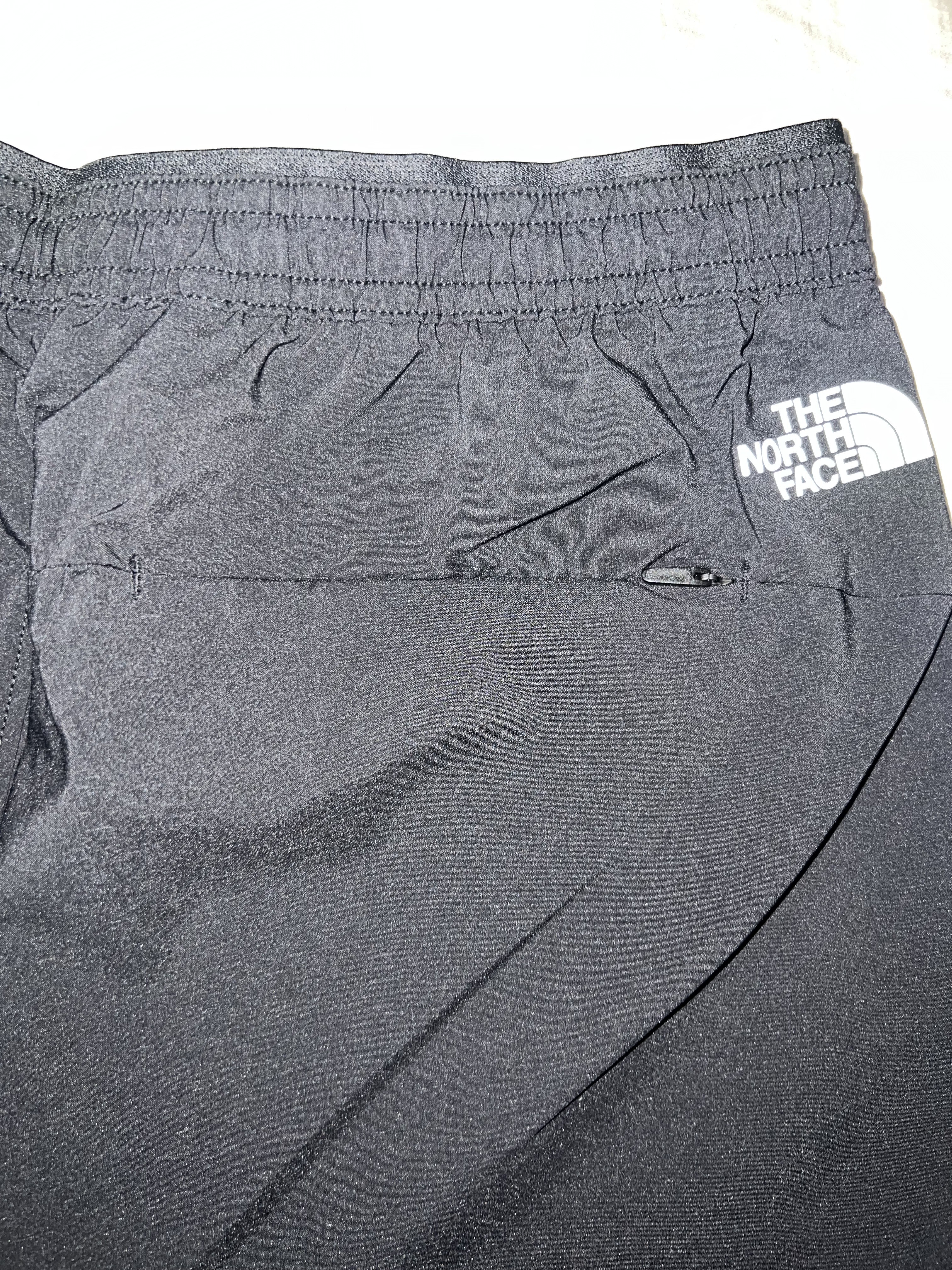 Full zippered pocket