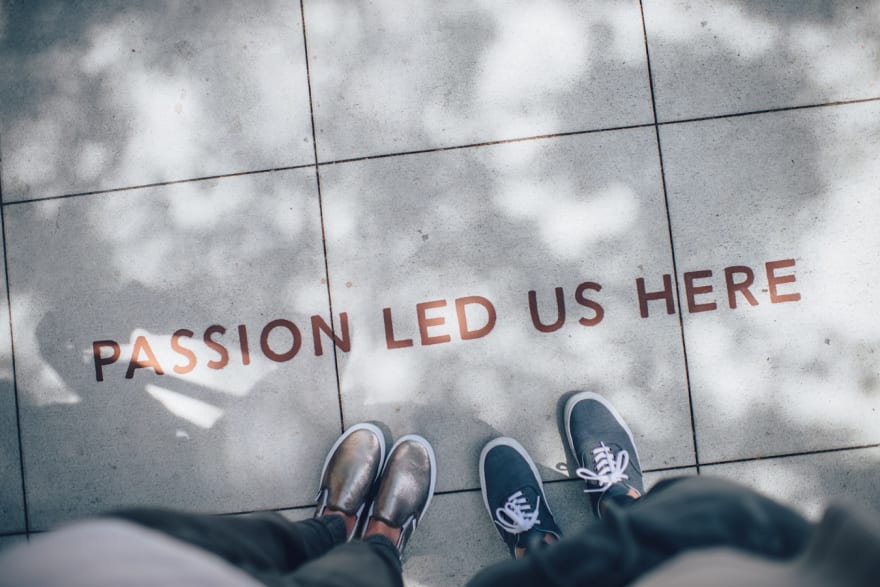 两个人站在灰色瓷砖路面上。@goian,unsplash.com
