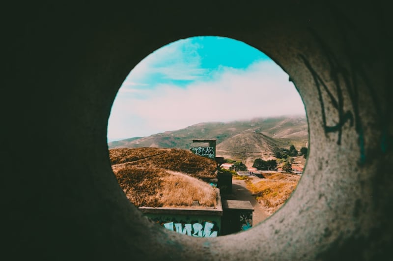 蓝天下的棕色山丘风景照片