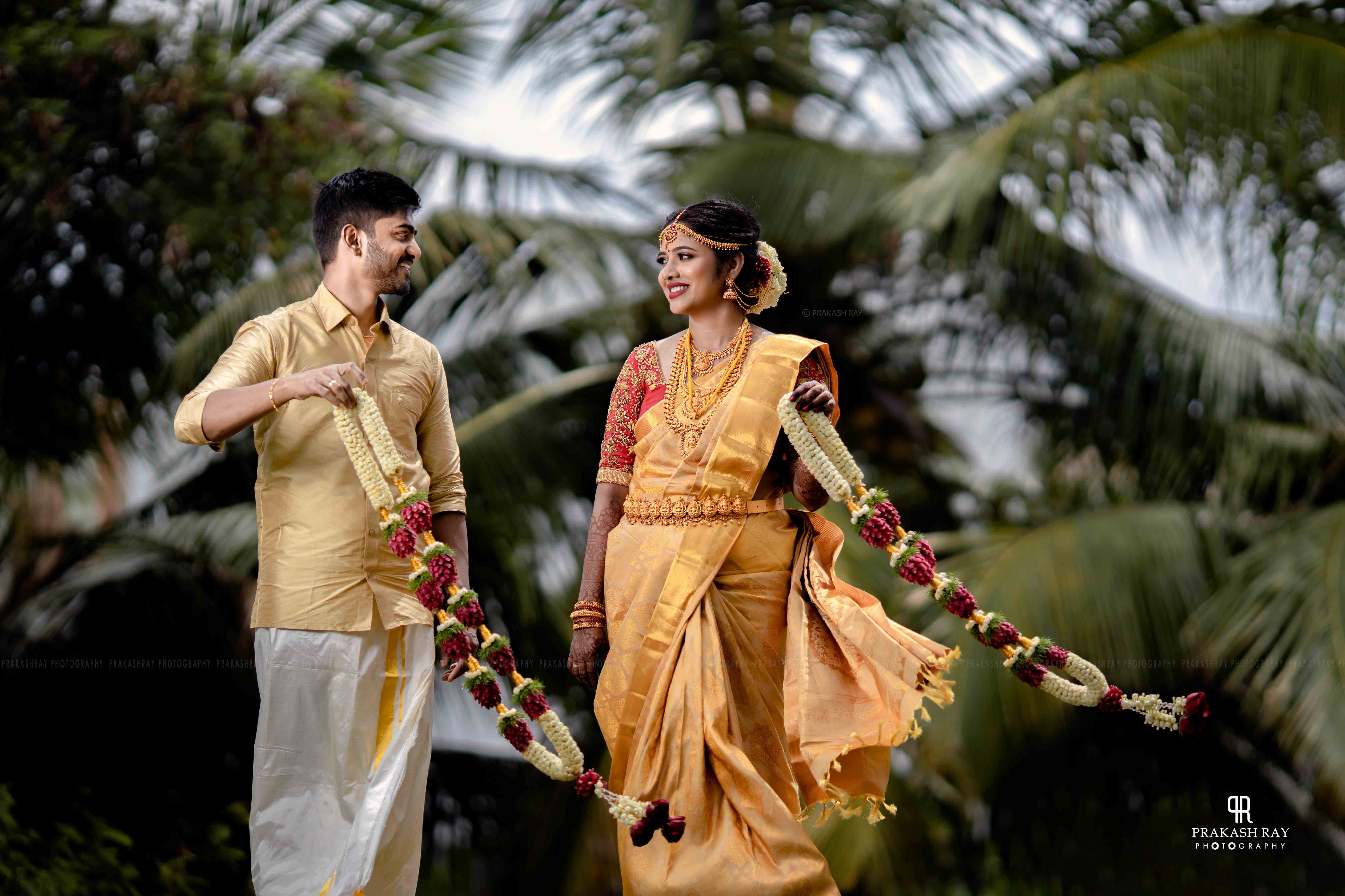 Outdoor wedding photography in natural daylight offers balanced exposure and realistic colors.