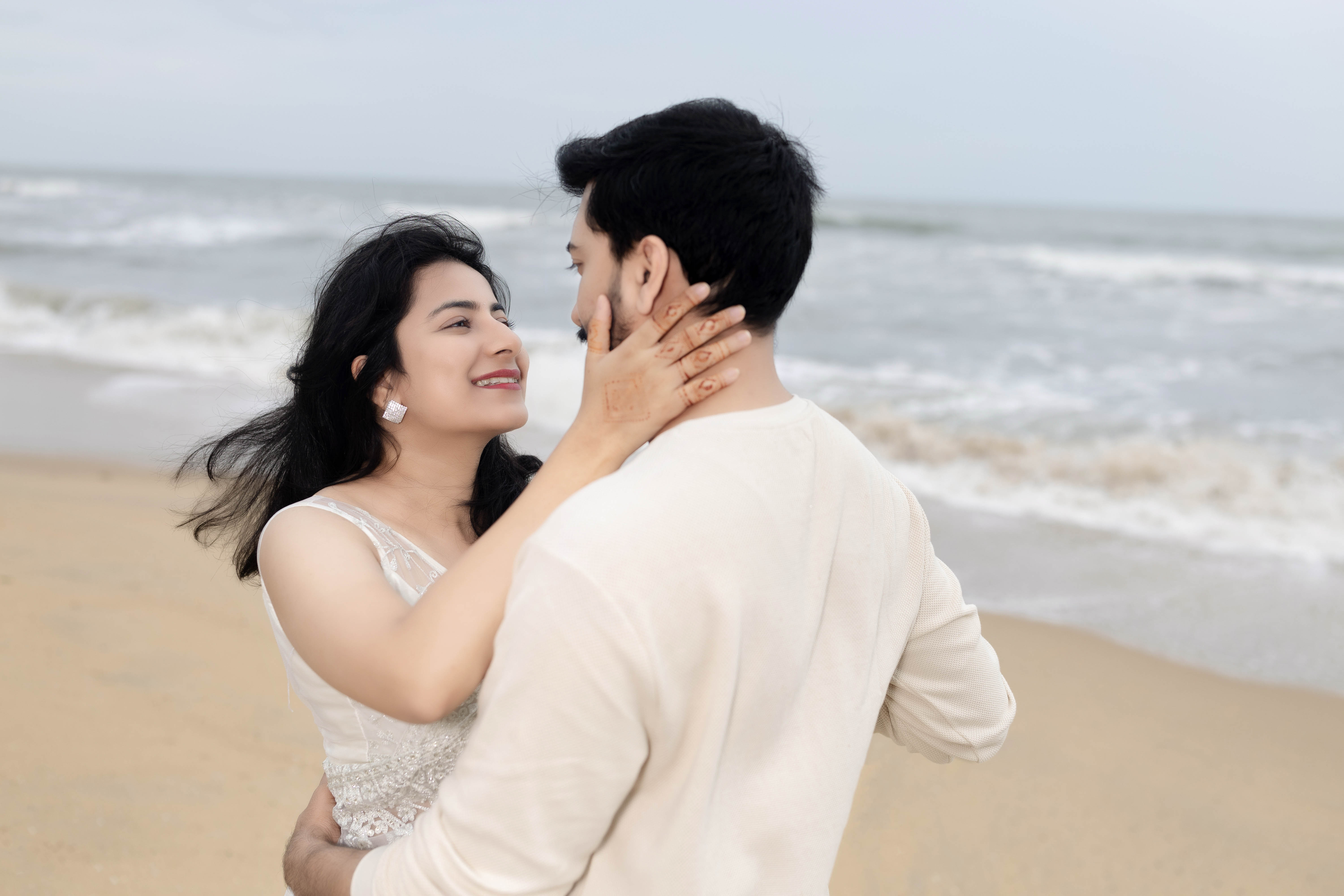 outdoor-couple-beach-romantic