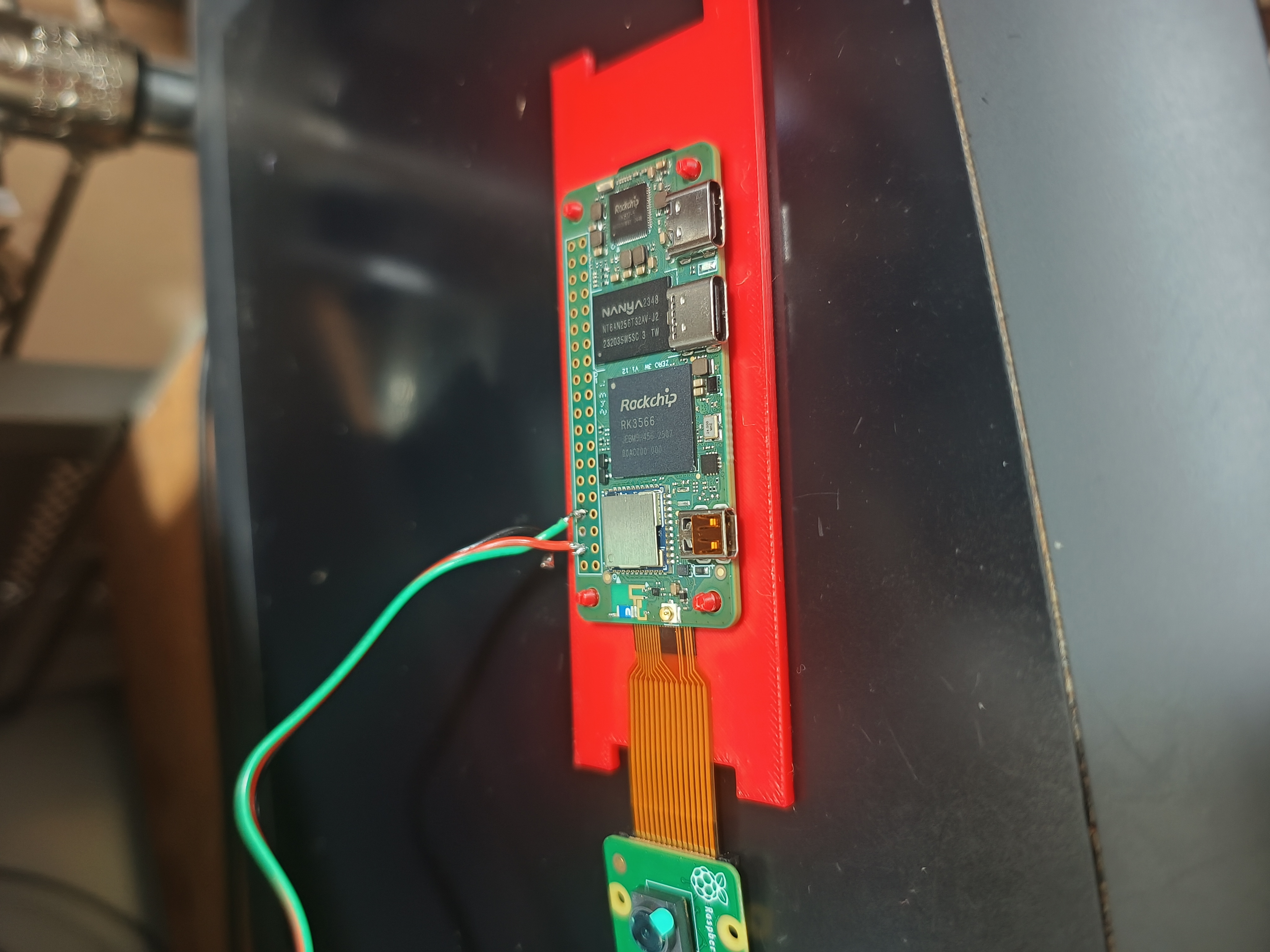 プラスチック板の上に取り付けられる Radxa Zero 3W