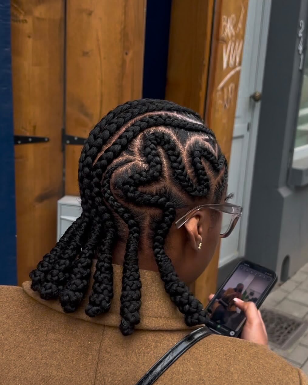 Nattes collées réalisées à Clamart, coiffure protectrice avec tresses plaquées sur le cuir chevelu.