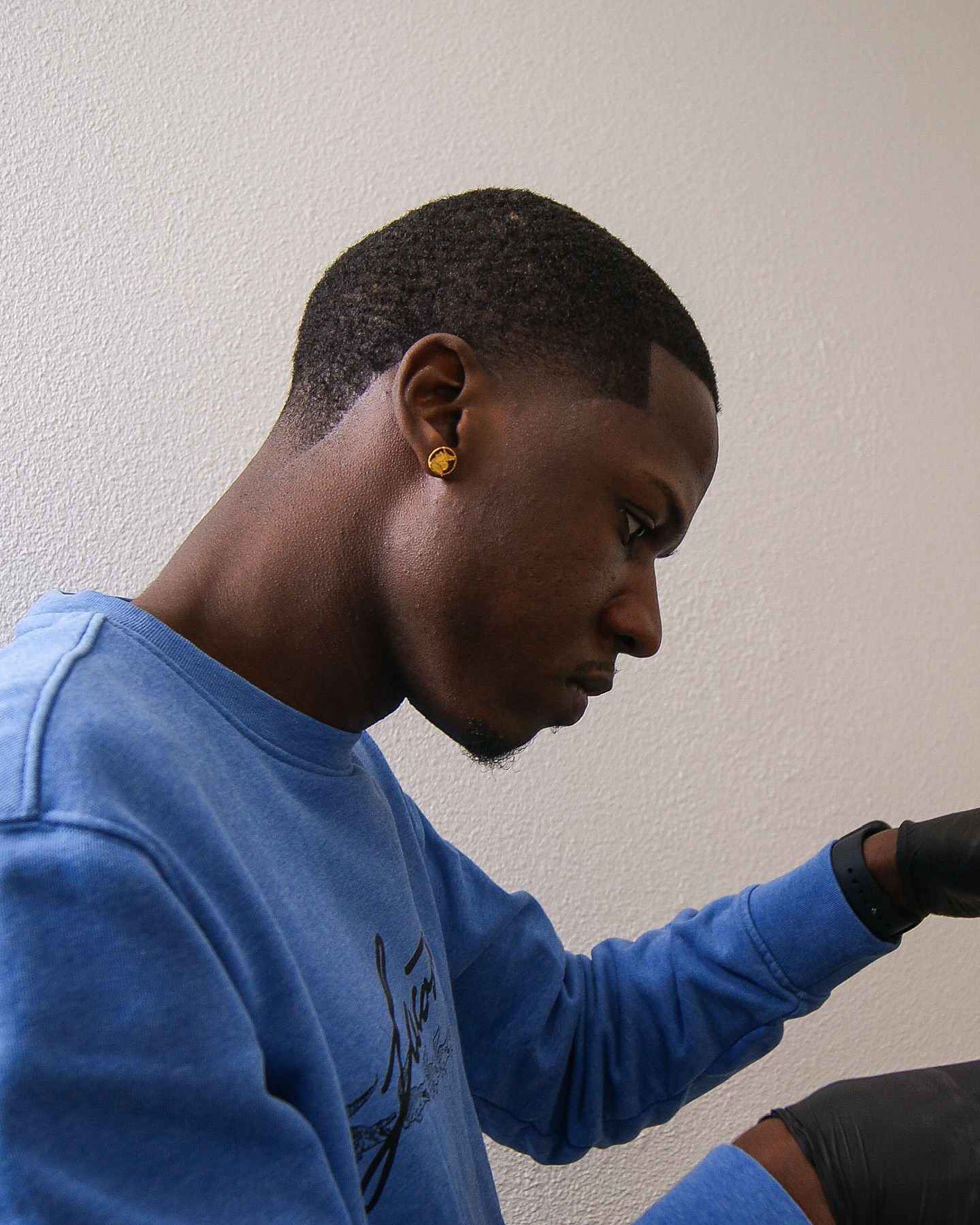 Coupe simple pour homme réalisée à Clamart, cheveux courts et soignés. (6)