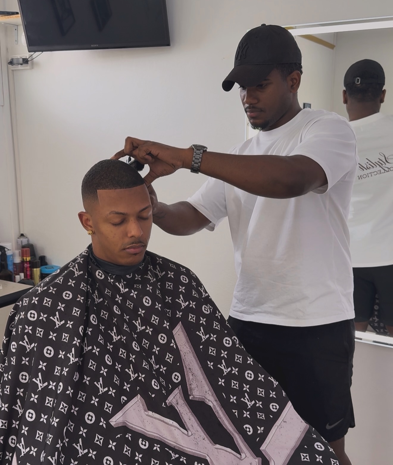 Coupe finition US pour homme réalisée à Le Lamentin, cheveux courts avec dégradé net. (4)