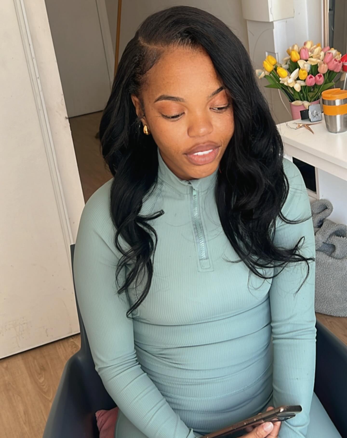 Tissage ouvert SEW IN avec boucles réalisé à Fresnes, coiffure afro élégante et volumineuse.