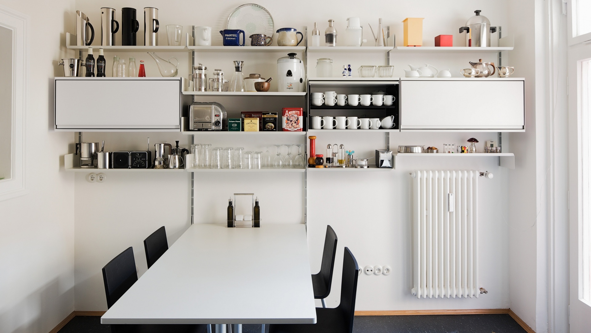 Vitsœ 606 Universal Shelving System
