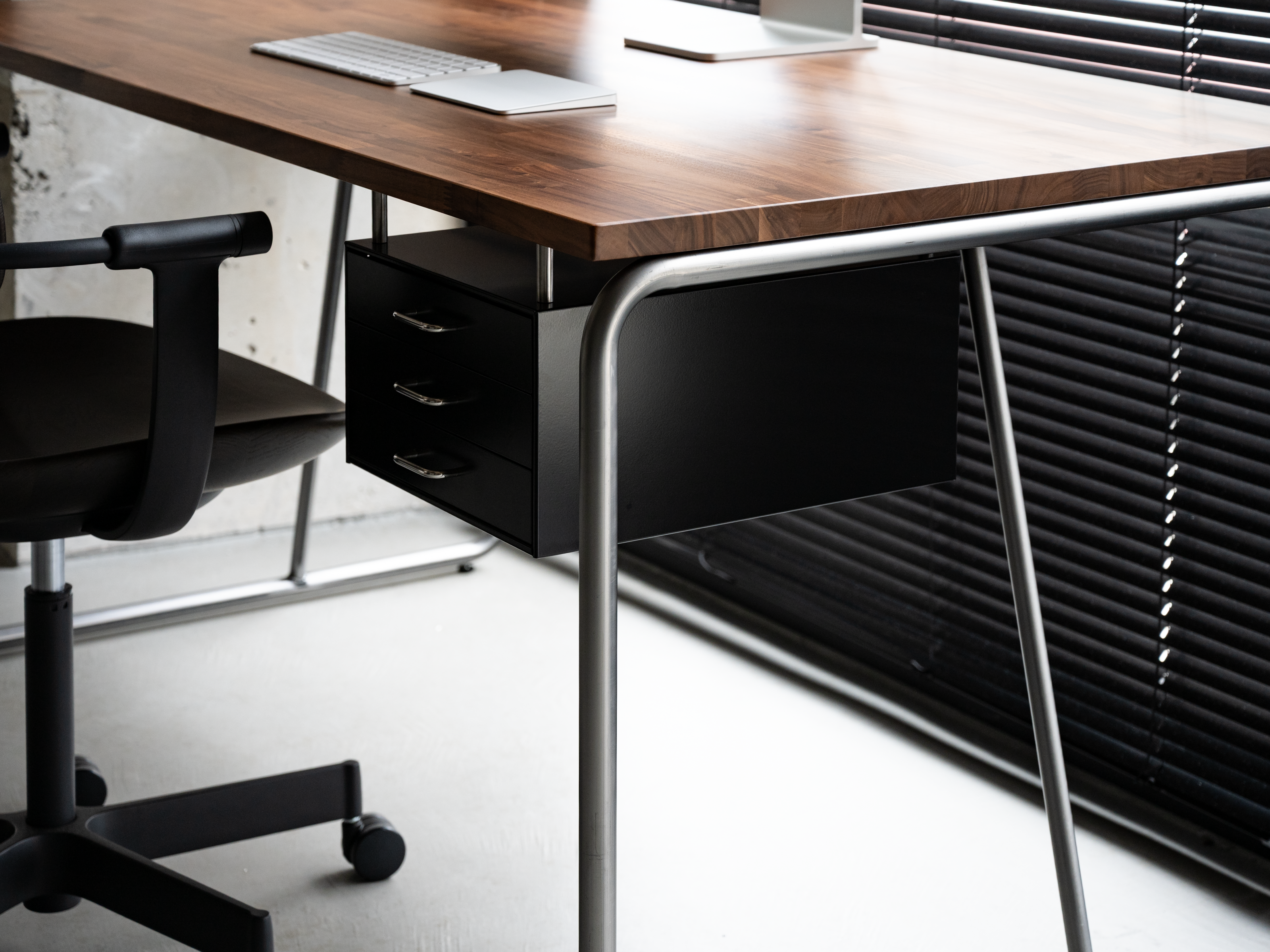 DESK / Steel Leg