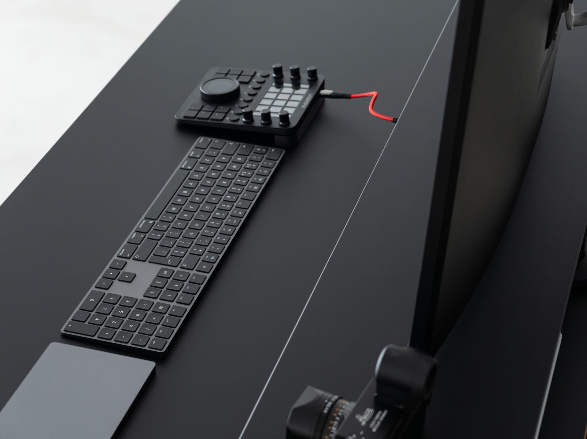 Matte Black:DASHBOARDにおける、新たな黒い一枚板への挑戦 Matte Black:DASHBOARDにおける、新たな黒い一枚板への挑戦