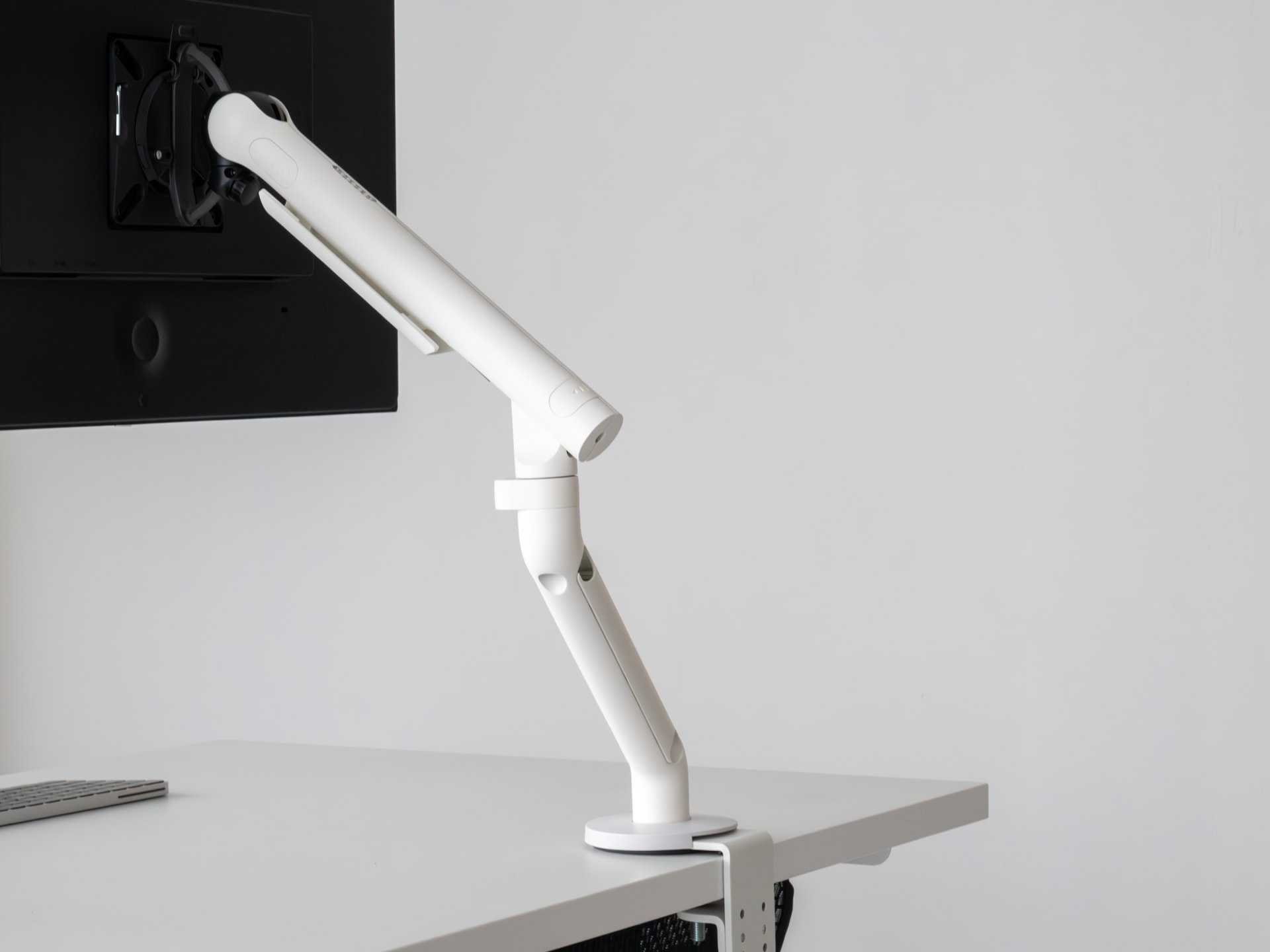 Flo Monitor Arm：現代のデスク環境に合わせて刷新された、15年愛さ