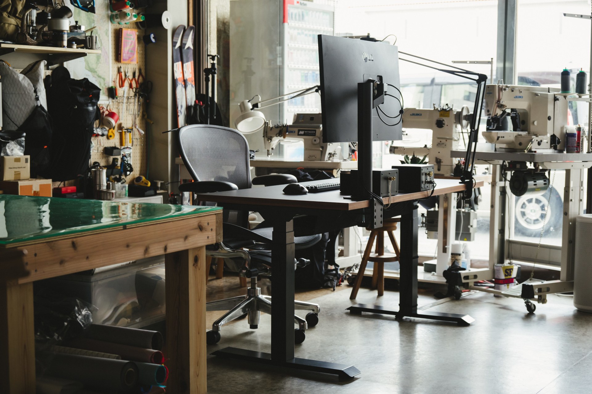 アトリエに置かれたPREDUCTS DESK