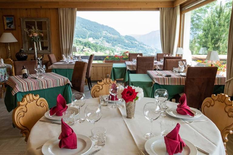 Déjeuner face au Mont-Blanc au restaurant du Chamois d'Or à Cordon image1