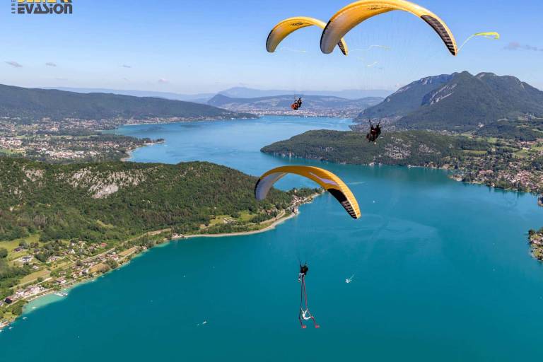Vol en parapente au-dessus du lac d'Annecy image1