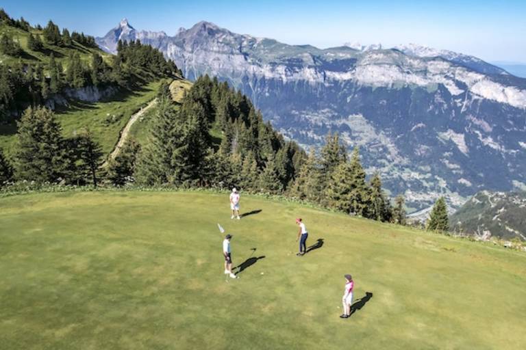 Tous sur le green pour un teambuilding en altitude image2