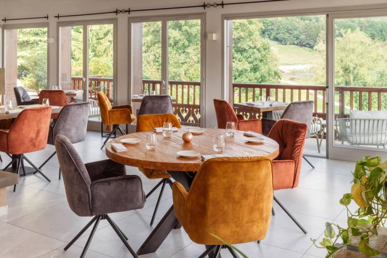 Hôtel et Restaurant paisible au bord du Lac des Dronières image2