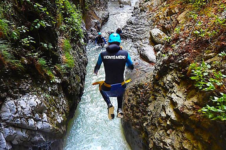 Séminaire outdoor - Canyoning à Annecy avec Monte Medio image1