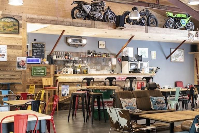 Un bar dans un show room de voitures anciennes image1