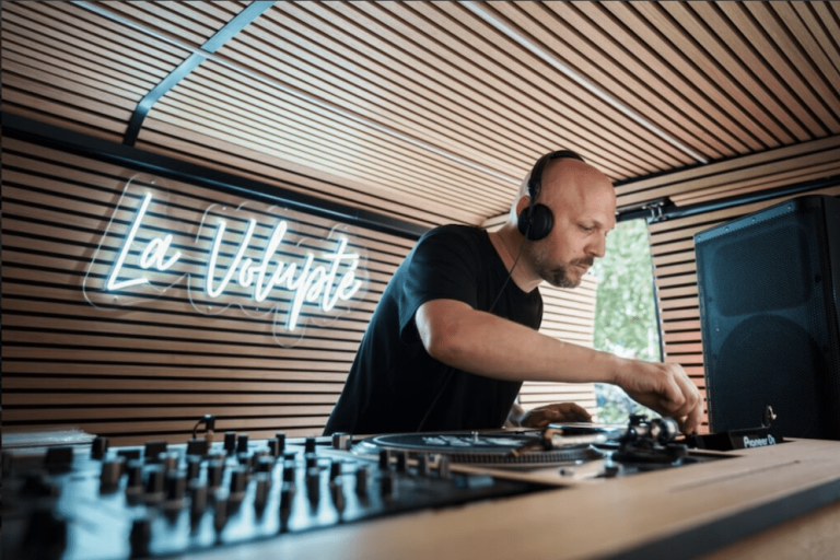 La Volupté : DJ Mobile et Sound Truck pour vos Événements d'Entreprise en Savoie, Haute-Savoie et Suisse image1