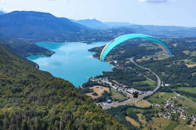 Un baptême parapente entre lac turquoise et montagnes savoyardes image2