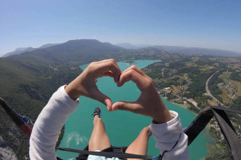 Un baptême parapente entre lac turquoise et montagnes savoyardes image1