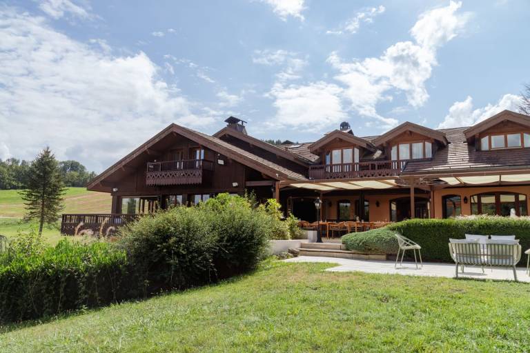 Hôtel au bord du Lac des Dronières image1