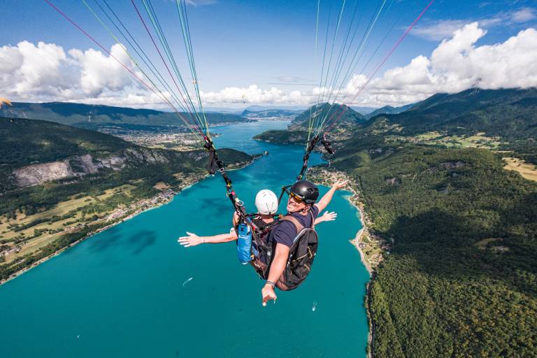 Un baptême de l'air en parapente pour votre teambuilding à Doussard image1
