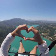 Un baptême parapente entre lac turquoise et montagnes savoyardes