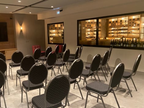 salle de séminaire dans les caves du Vin Duvernay à Bonne