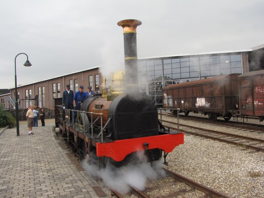 Replica van eerste trein in Nederland voor groot onderhoud naar Hoorn. Foto: Het Spoorwegmuseum