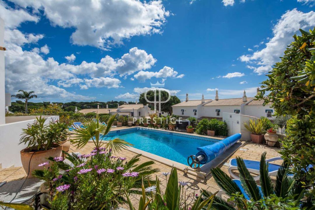 Spacious 3 bedroom Townhouse for sale with sea view in Dunas Douradas