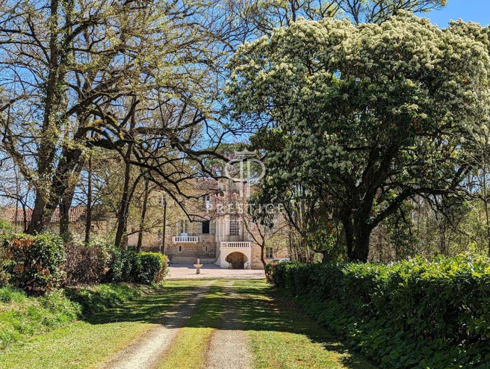 Historical 7 bedroom Castle for sale with panoramic view in Vic