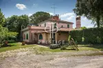 5 bedroom Farmhouse for sale with countryside and panoramic views in Peccioli, Tuscany