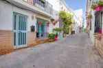 Bright 2 bedroom Ground Floor Apartment for sale in Estepona, Andalucia
