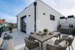 Immaculate 5 bedroom Villa for sale with sea view in Madalena, Northern Portugal
