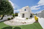 Immaculate 4 bedroom Villa for sale with lake or river view in Queijas, Central Portugal